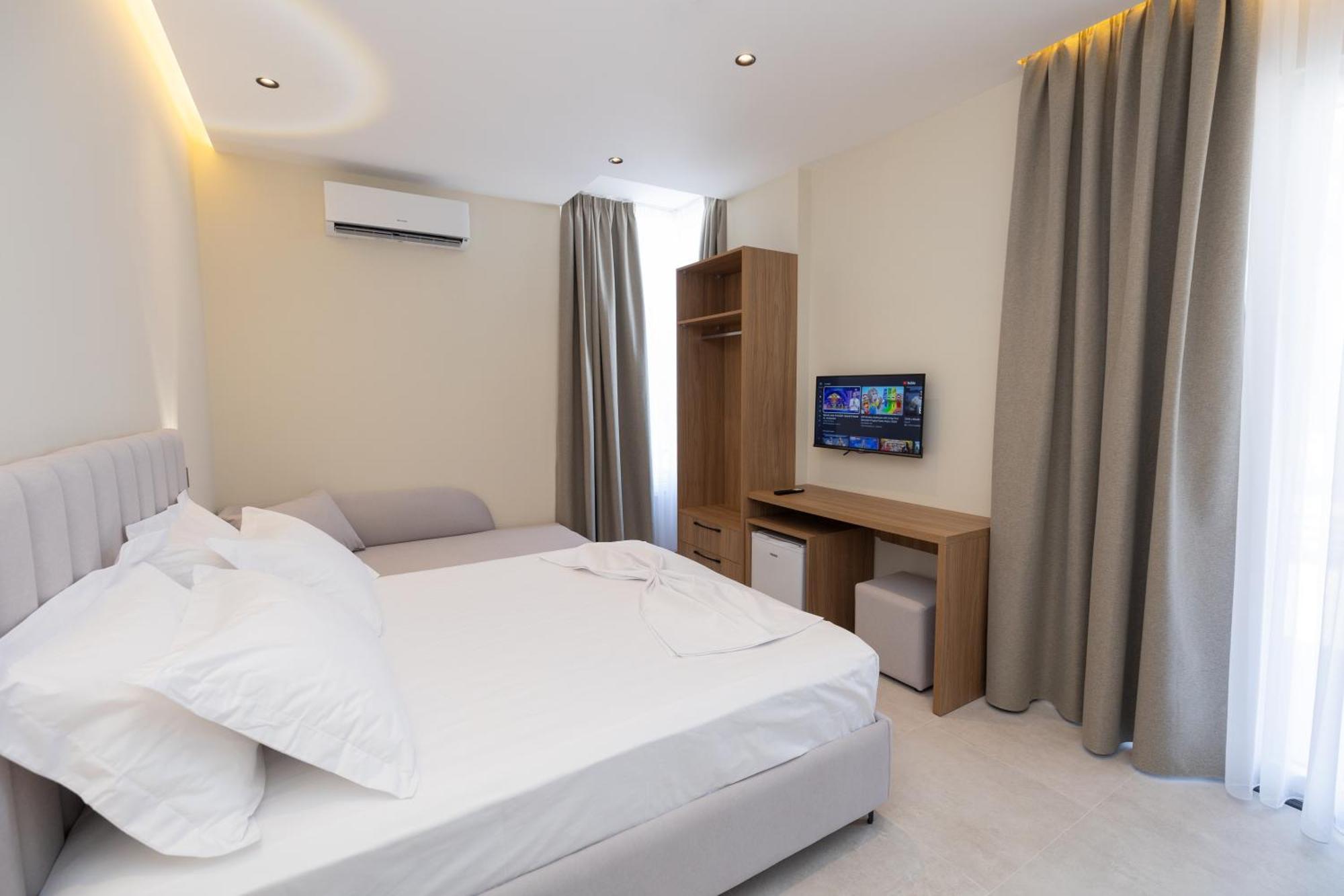 Hotel Aluor Vlorë Extérieur photo