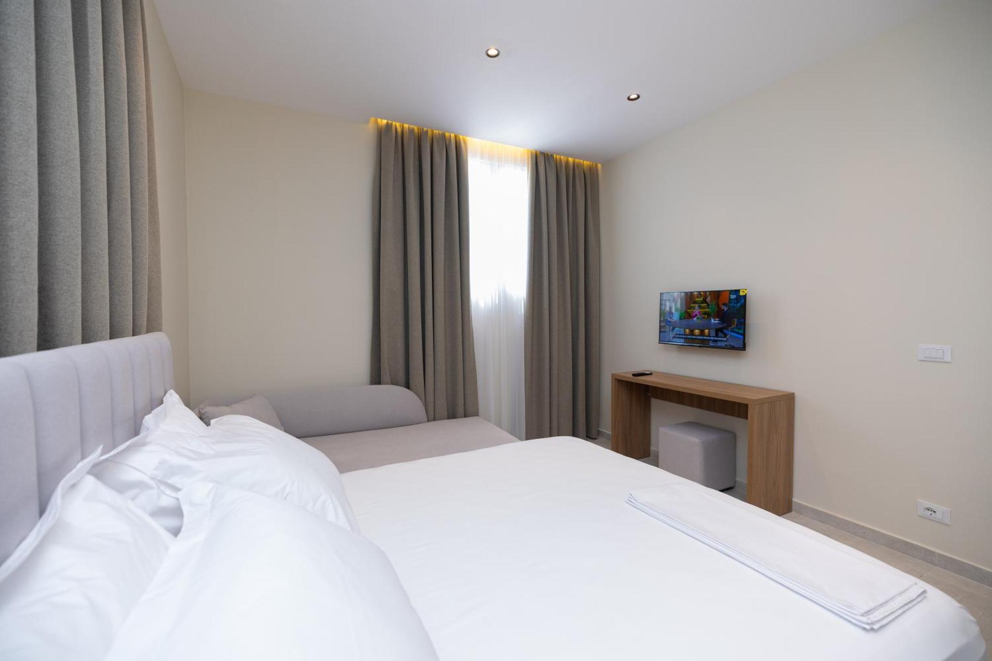 Hotel Aluor Vlorë Extérieur photo